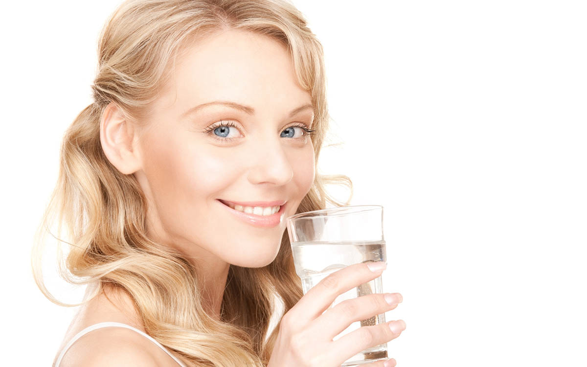 eliminare-occhiaie-bere-acqua
